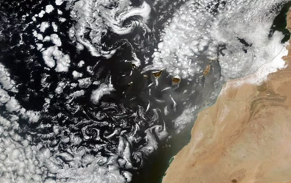 Будто: произведение искусства: NASA показало редкое ночное фото спиральных облаков - фото 446729