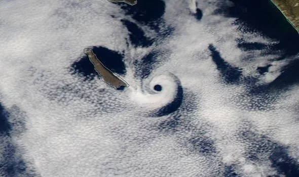 Будто: произведение искусства: NASA показало редкое ночное фото спиральных облаков - фото 446730