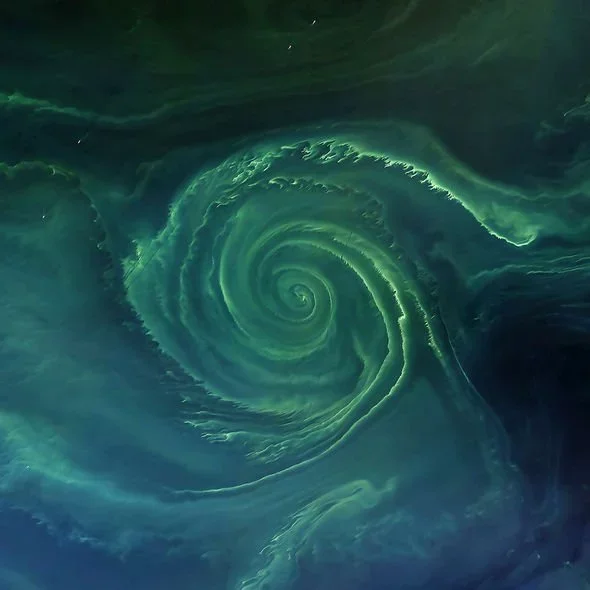 Наче витвір мистецтва: NASA показало рідкісне нічне фото спіральних хмар - фото 446731