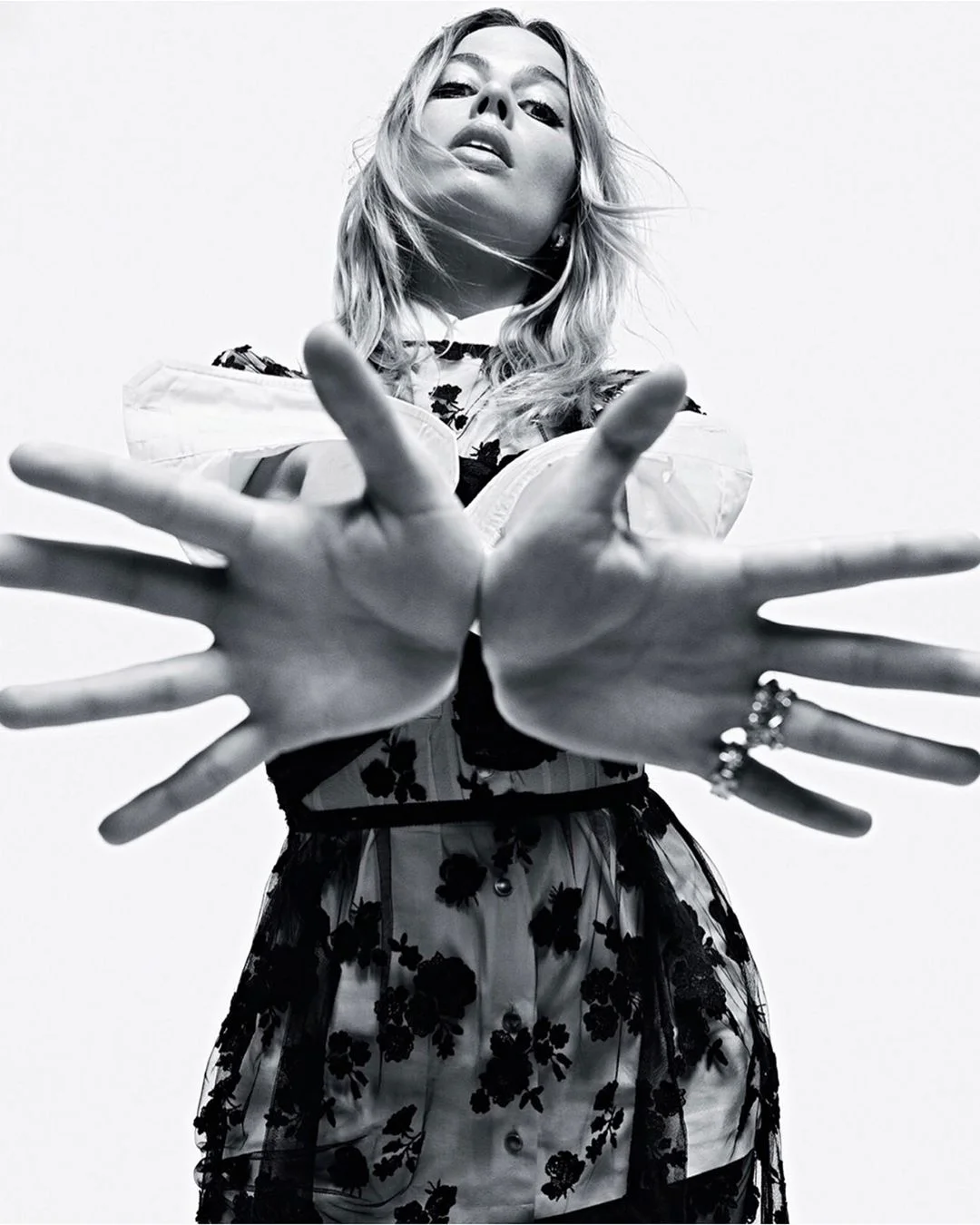 Марго Робби украсила обложку Vogue, но фанов напугал ее худощавый вид - фото 446827
