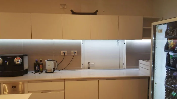 Люди поделились самыми нелепыми интерьерами кухонь, от которых хочется закрыть глаза - фото 446884