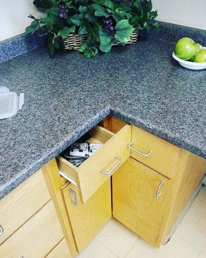 Люди поделились самыми нелепыми интерьерами кухонь, от которых хочется закрыть глаза - фото 446893