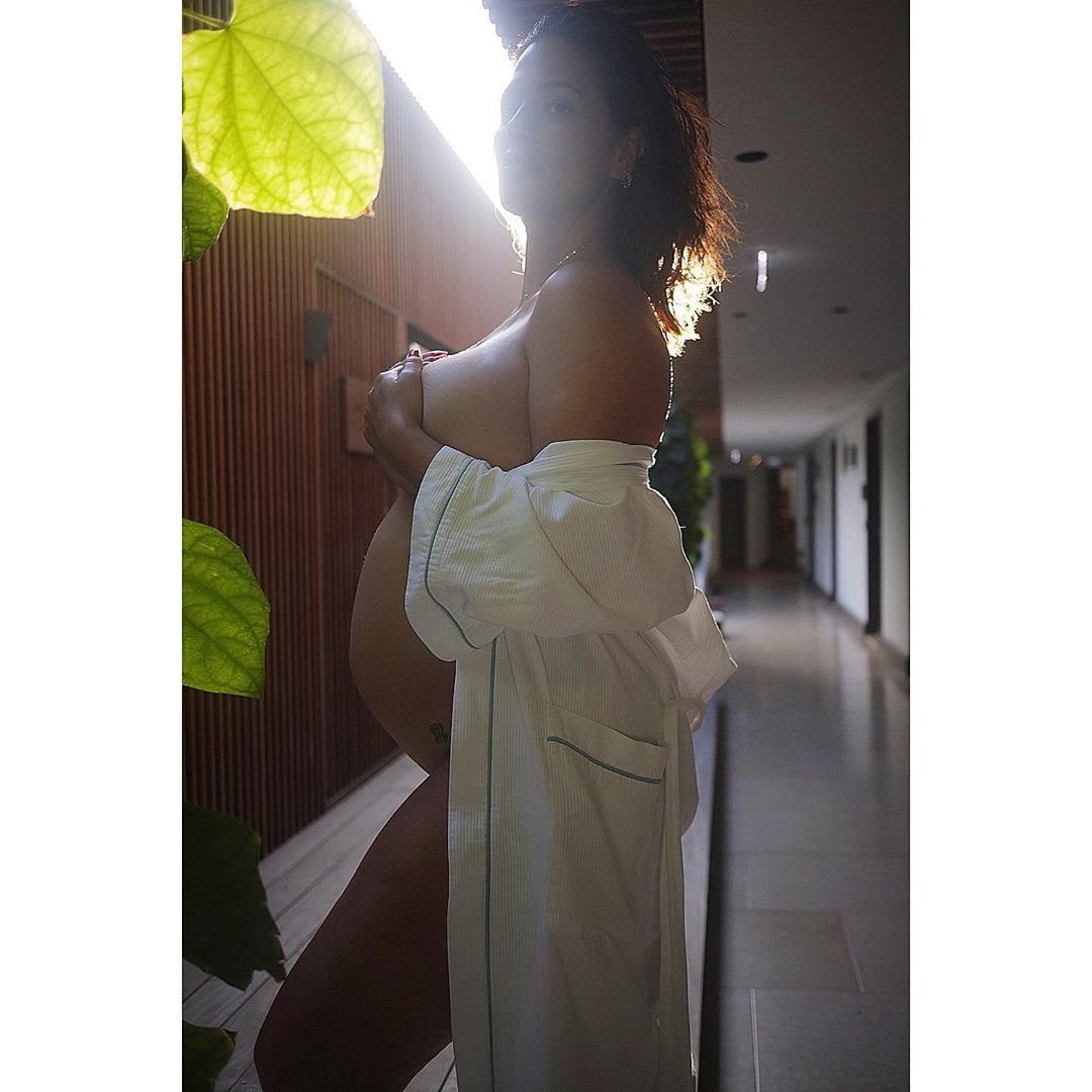 Полностью голая Эшли Грэм не смутилась и показала беременный животик - фото 446900