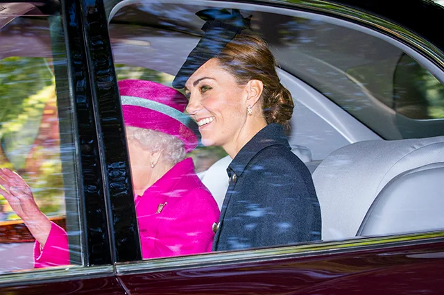 Новый королевский выход королевы и герцогов Кембриджских доказывает: они - дружная семья - фото 447189