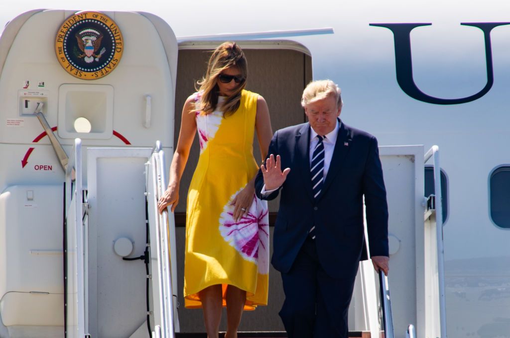 Меланія Трамп та Бріжит Макрон позмагалися луками і довели, що є іконами стилю - фото 447492