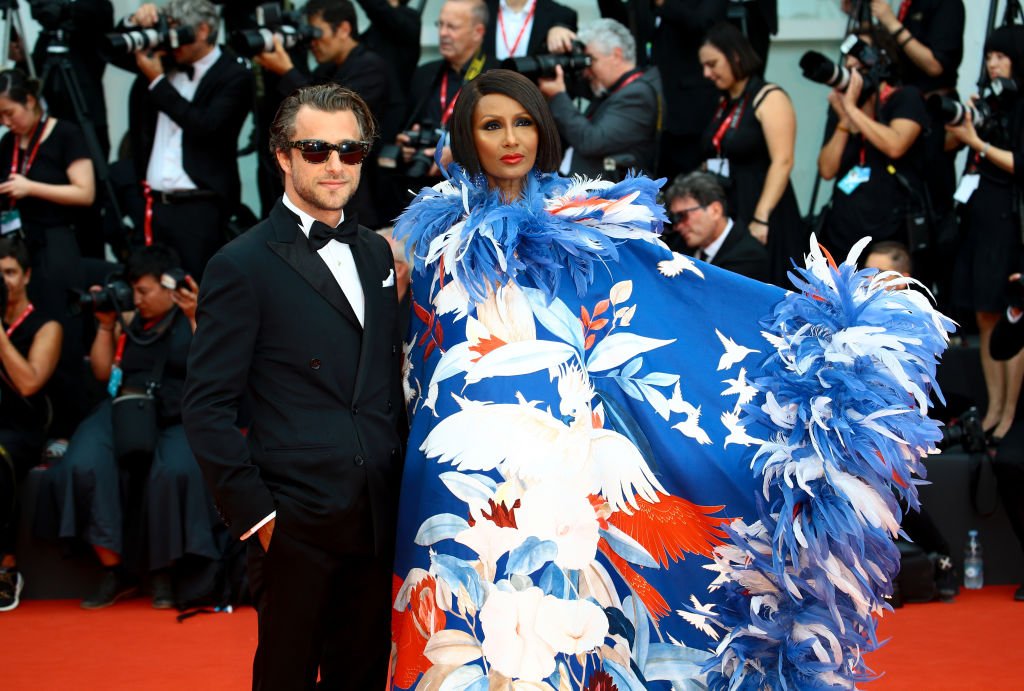 Венецианский кинофестиваль 2019: роскошные платья звезд на открытии события - фото 447777