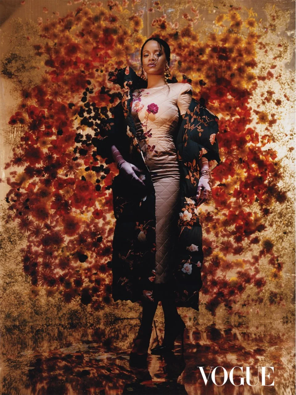 Рианна в очень женственных образах украсила обложку Vogue - фото 447894
