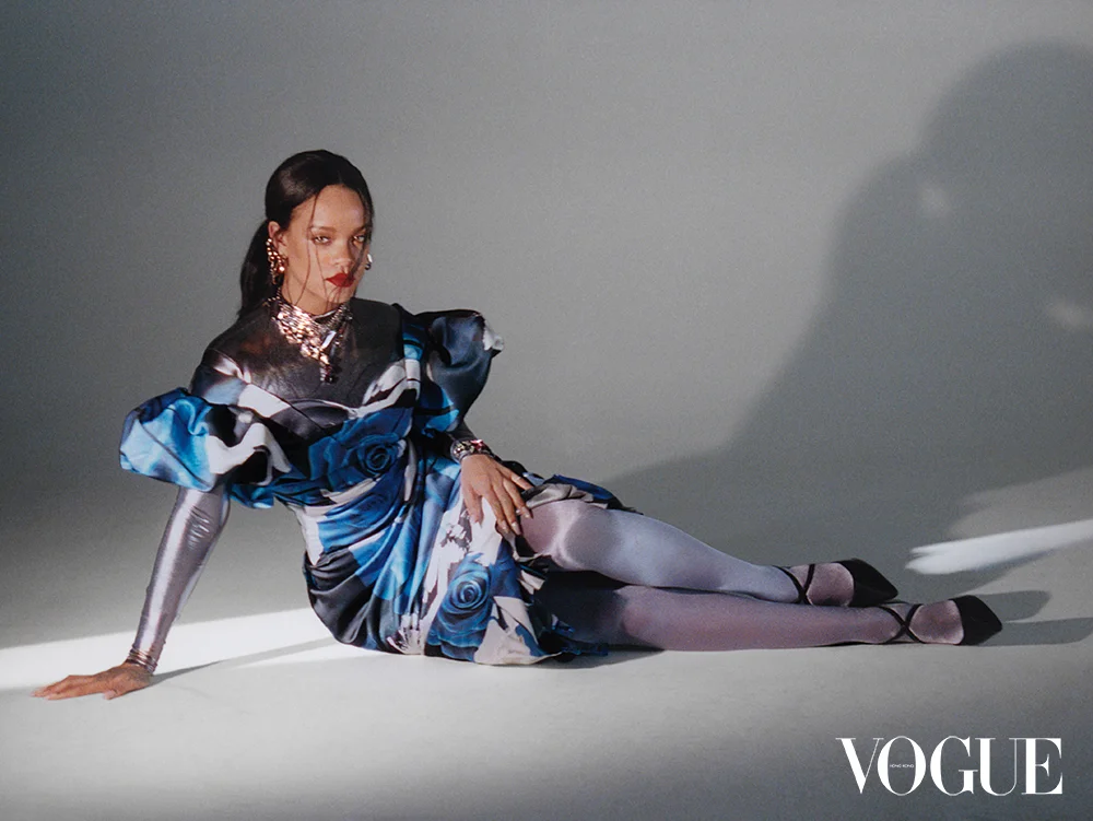 Рианна в очень женственных образах украсила обложку Vogue - фото 447898