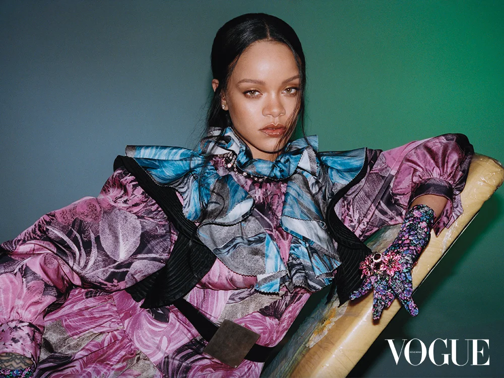 Рианна в очень женственных образах украсила обложку Vogue - фото 447899