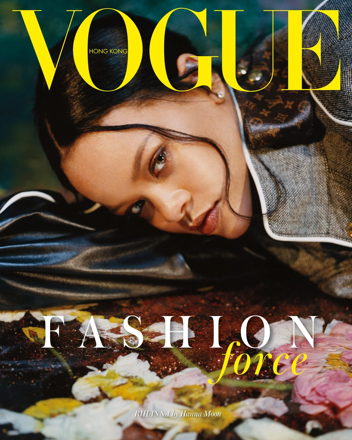 Рианна в очень женственных образах украсила обложку Vogue - фото 447901