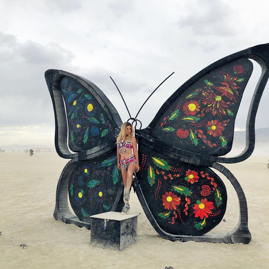 Нереальной красоты скульптуры и голые тела на фестивале Burning Man 2019 - фото 448407