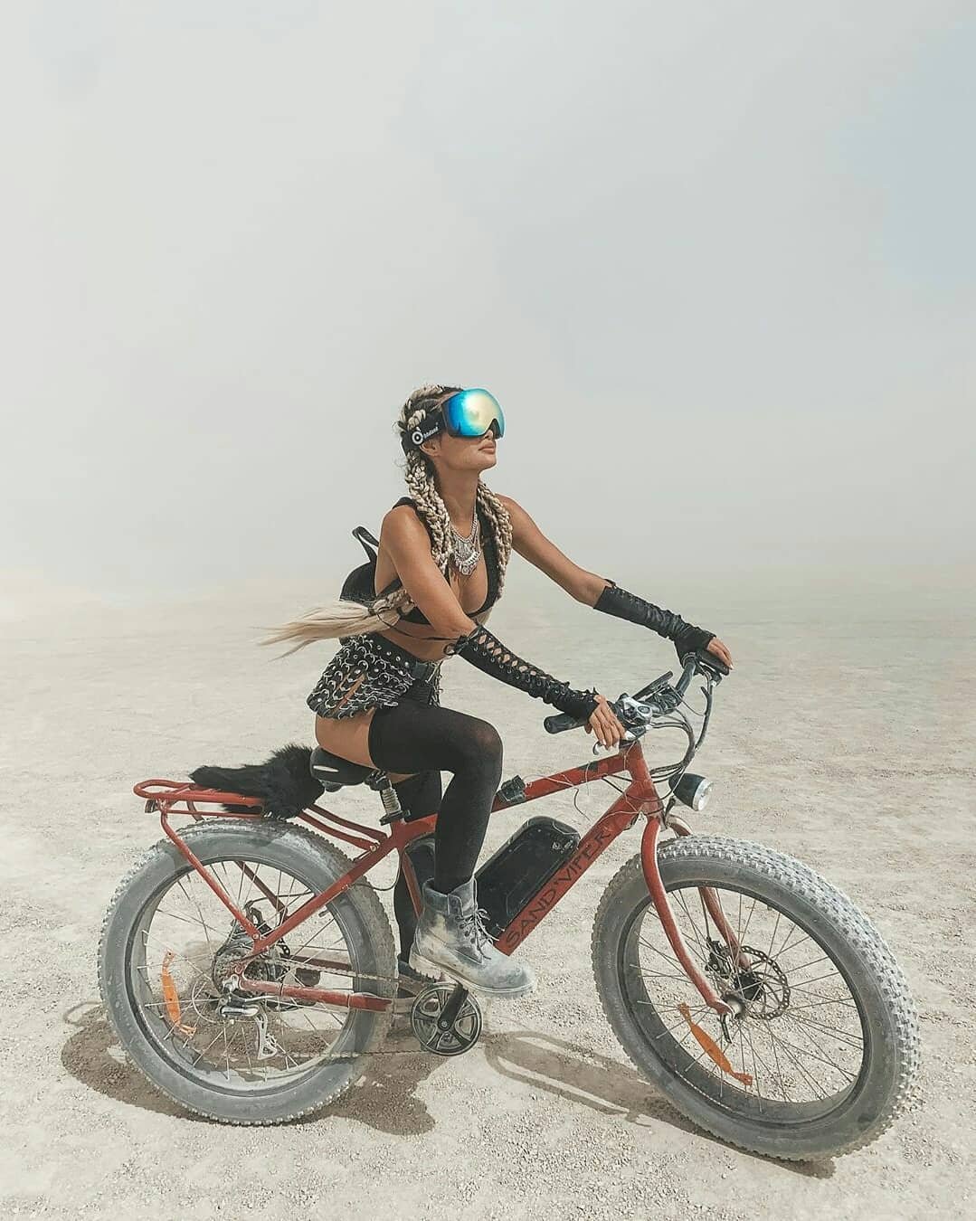 Нереальной красоты скульптуры и голые тела на фестивале Burning Man 2019 - фото 448411