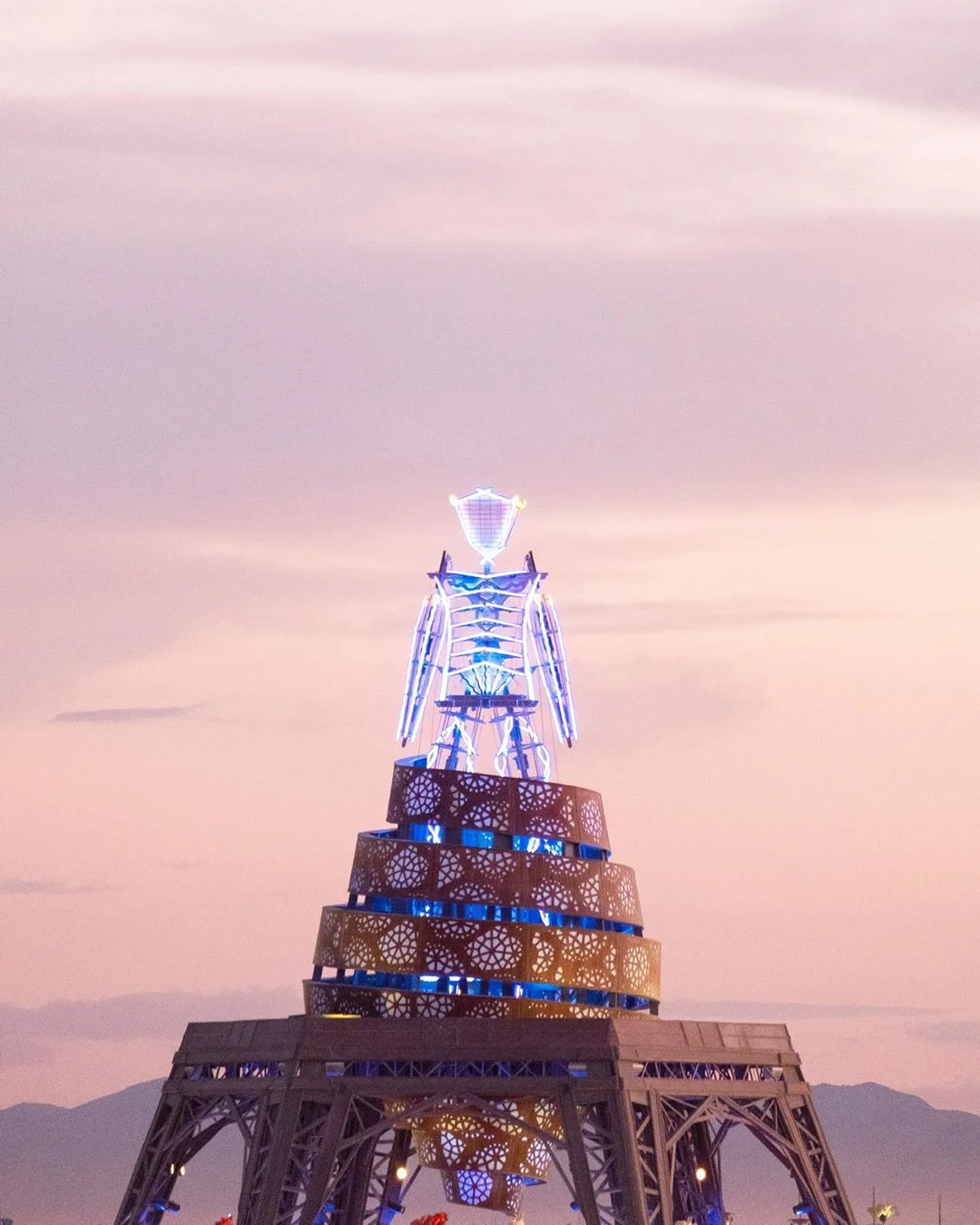 Нереальной красоты скульптуры и голые тела на фестивале Burning Man 2019 - фото 448414