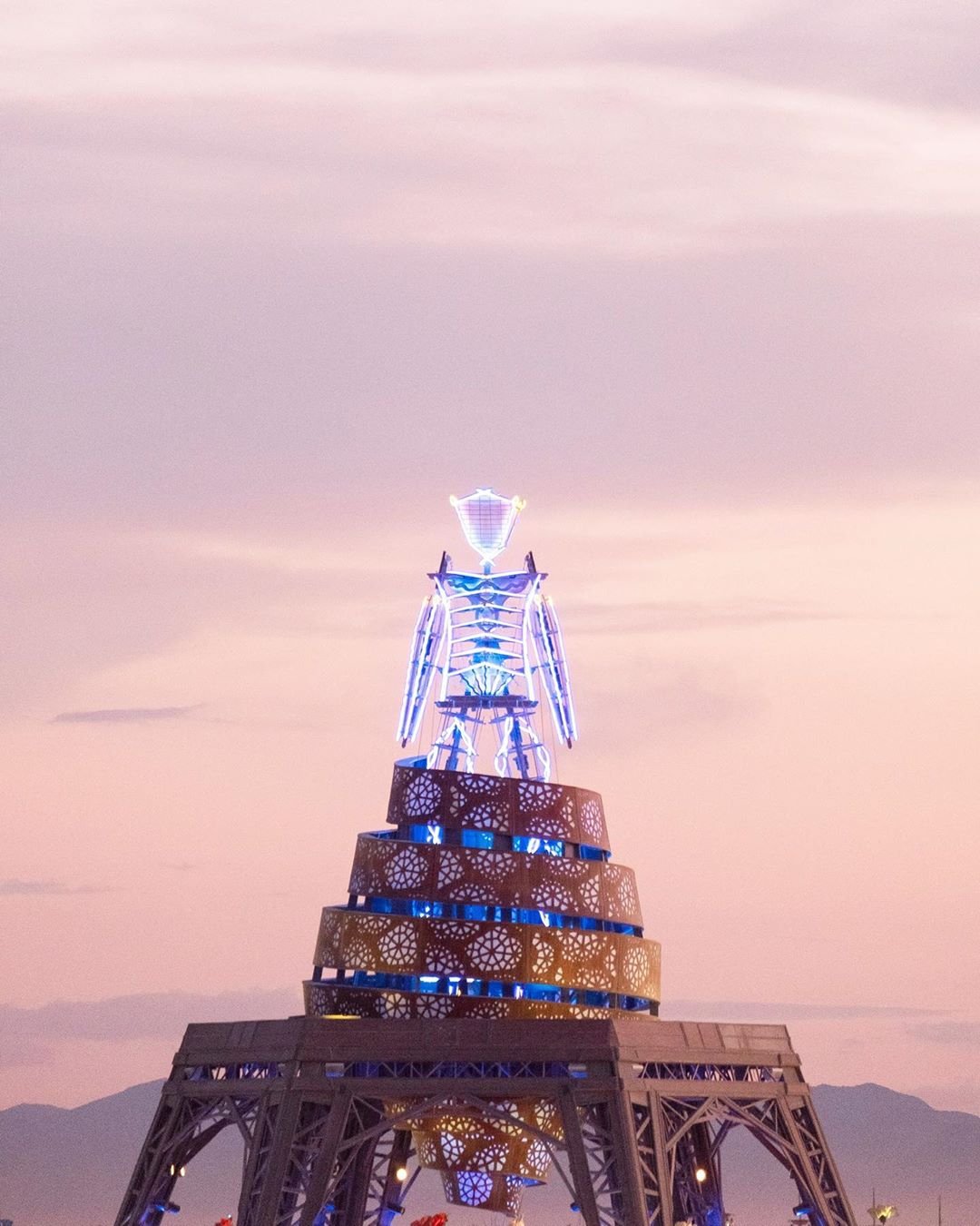 Нереальної краси скульптури та голі тіла на фестивалі Burning Man 2019 - фото 448414