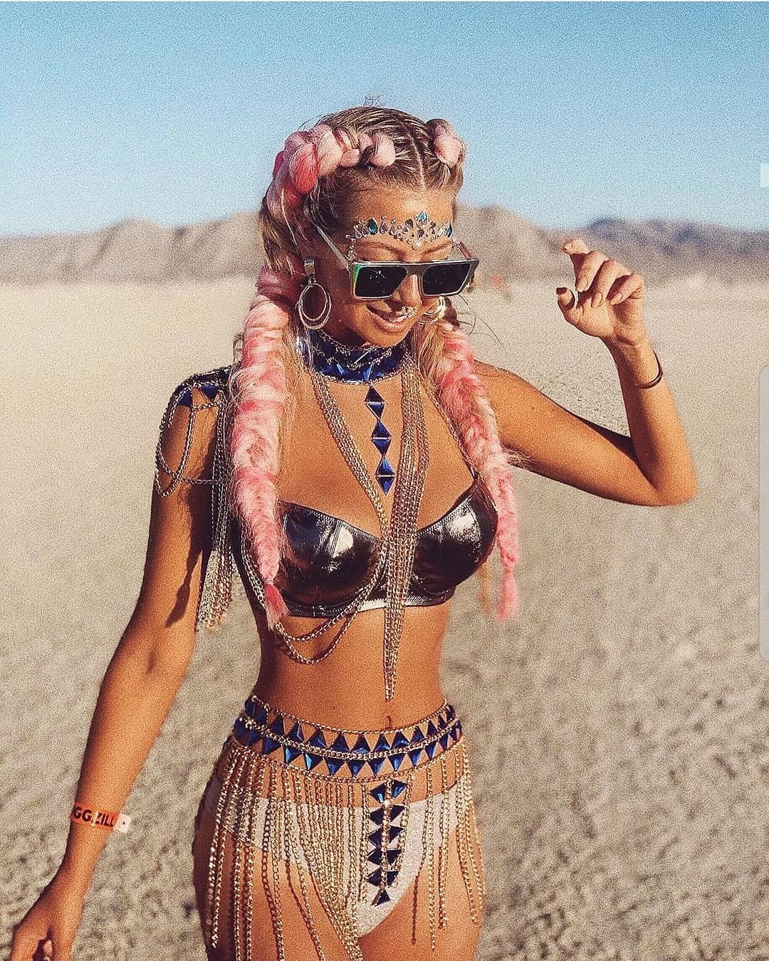 Нереальной красоты скульптуры и голые тела на фестивале Burning Man 2019 - фото 448415