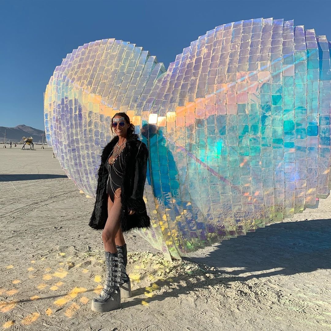 Нереальной красоты скульптуры и голые тела на фестивале Burning Man 2019 - фото 448416