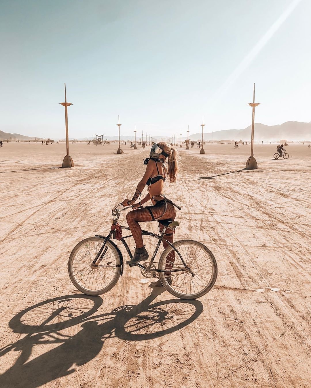 Нереальной красоты скульптуры и голые тела на фестивале Burning Man 2019 - фото 448420