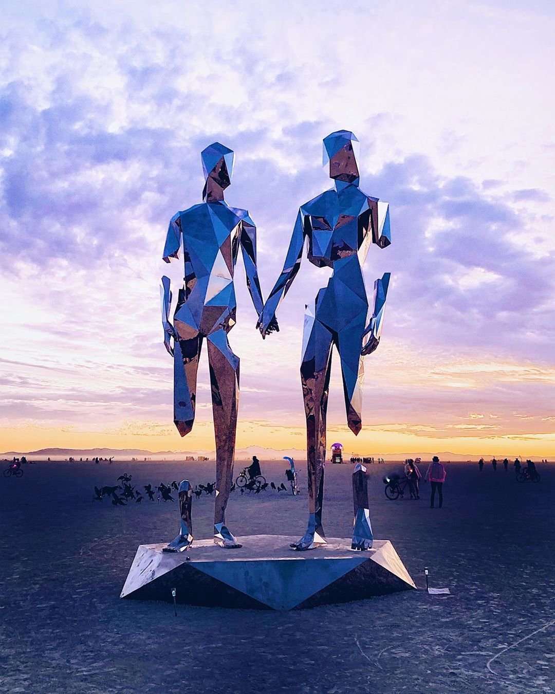Нереальной красоты скульптуры и голые тела на фестивале Burning Man 2019 - фото 448422