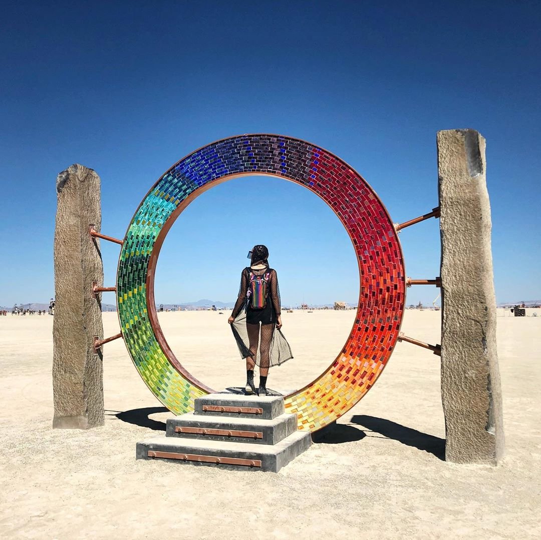 Нереальной красоты скульптуры и голые тела на фестивале Burning Man 2019 - фото 448425