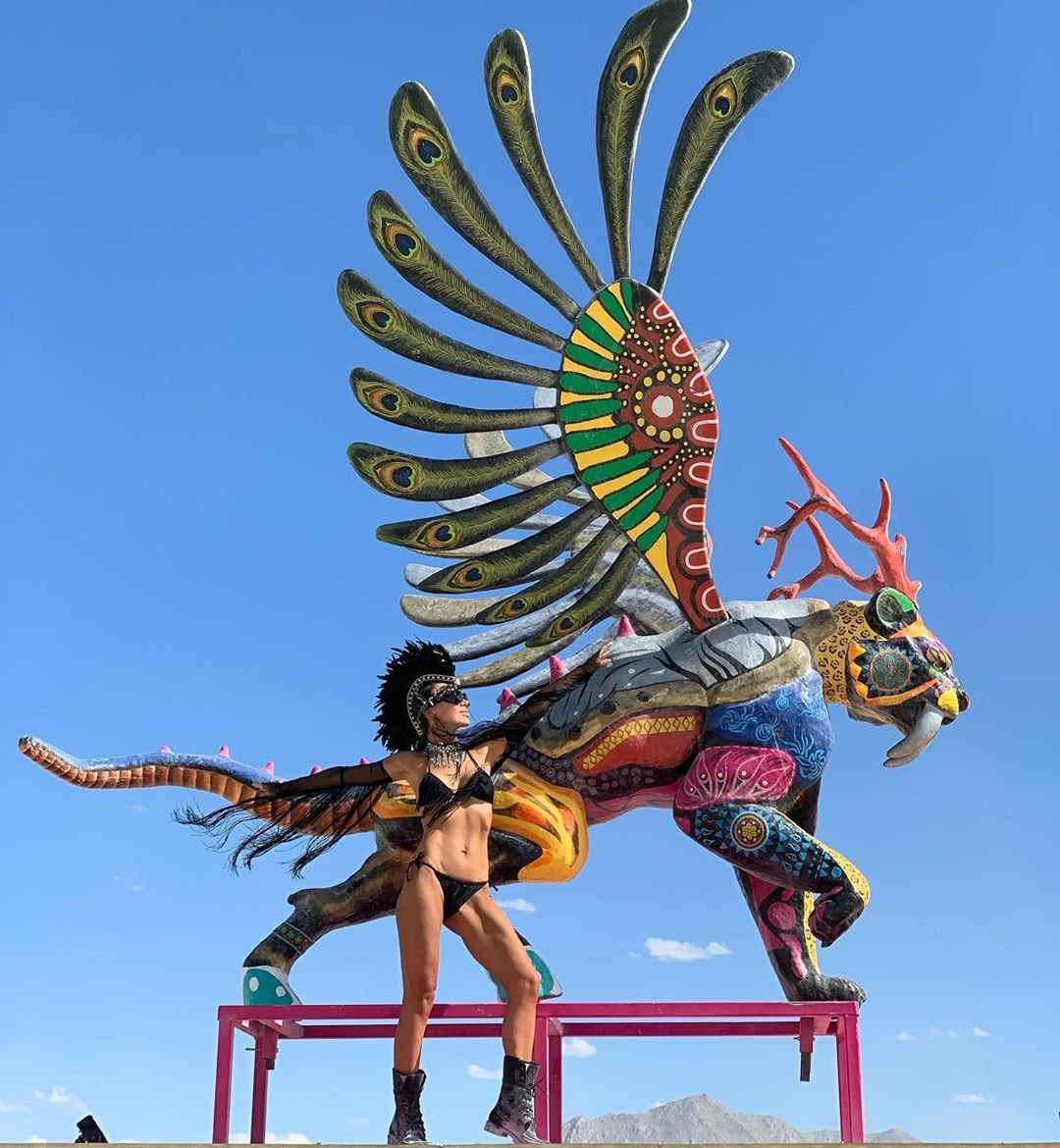 Нереальной красоты скульптуры и голые тела на фестивале Burning Man 2019 - фото 448426