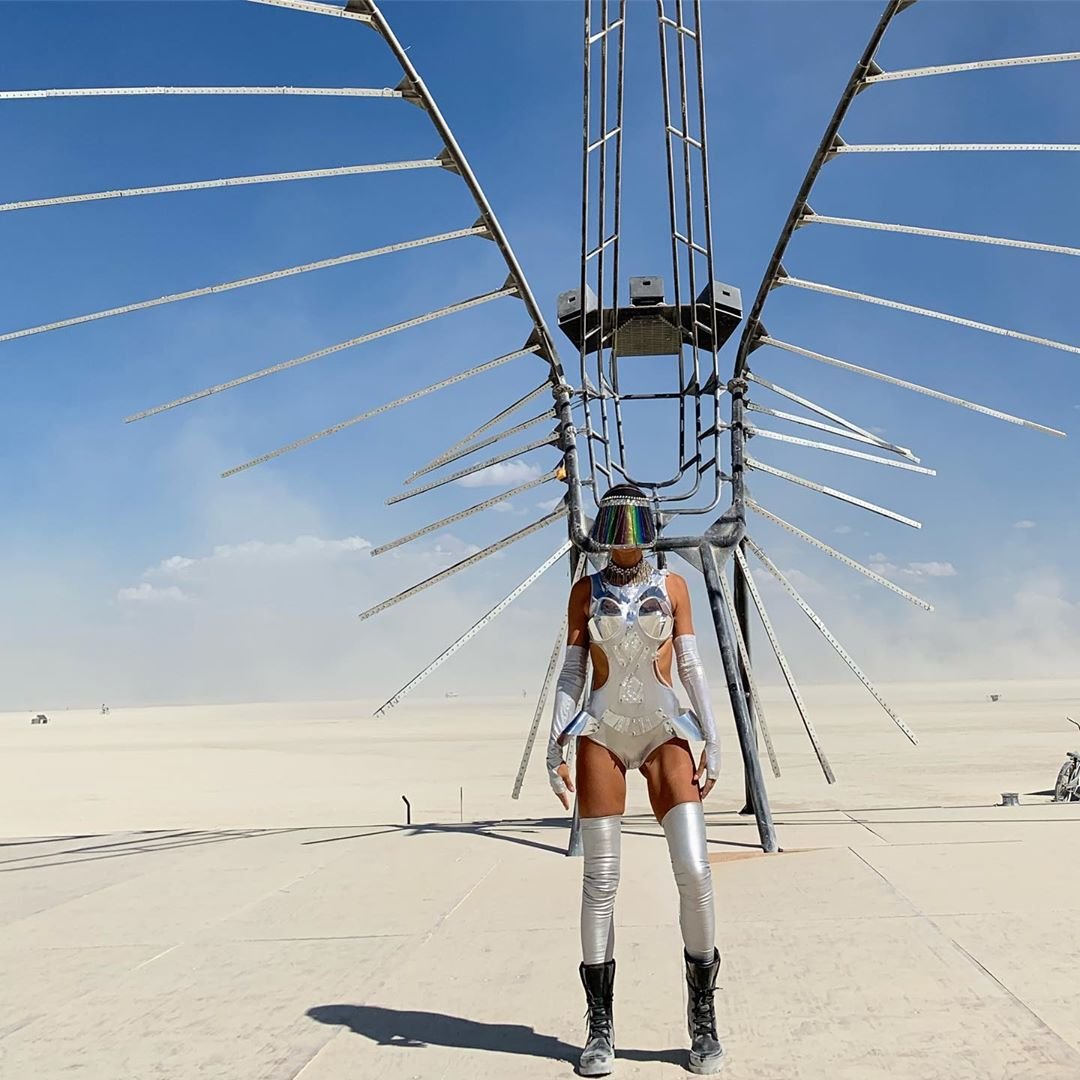 Нереальной красоты скульптуры и голые тела на фестивале Burning Man 2019 - фото 448427