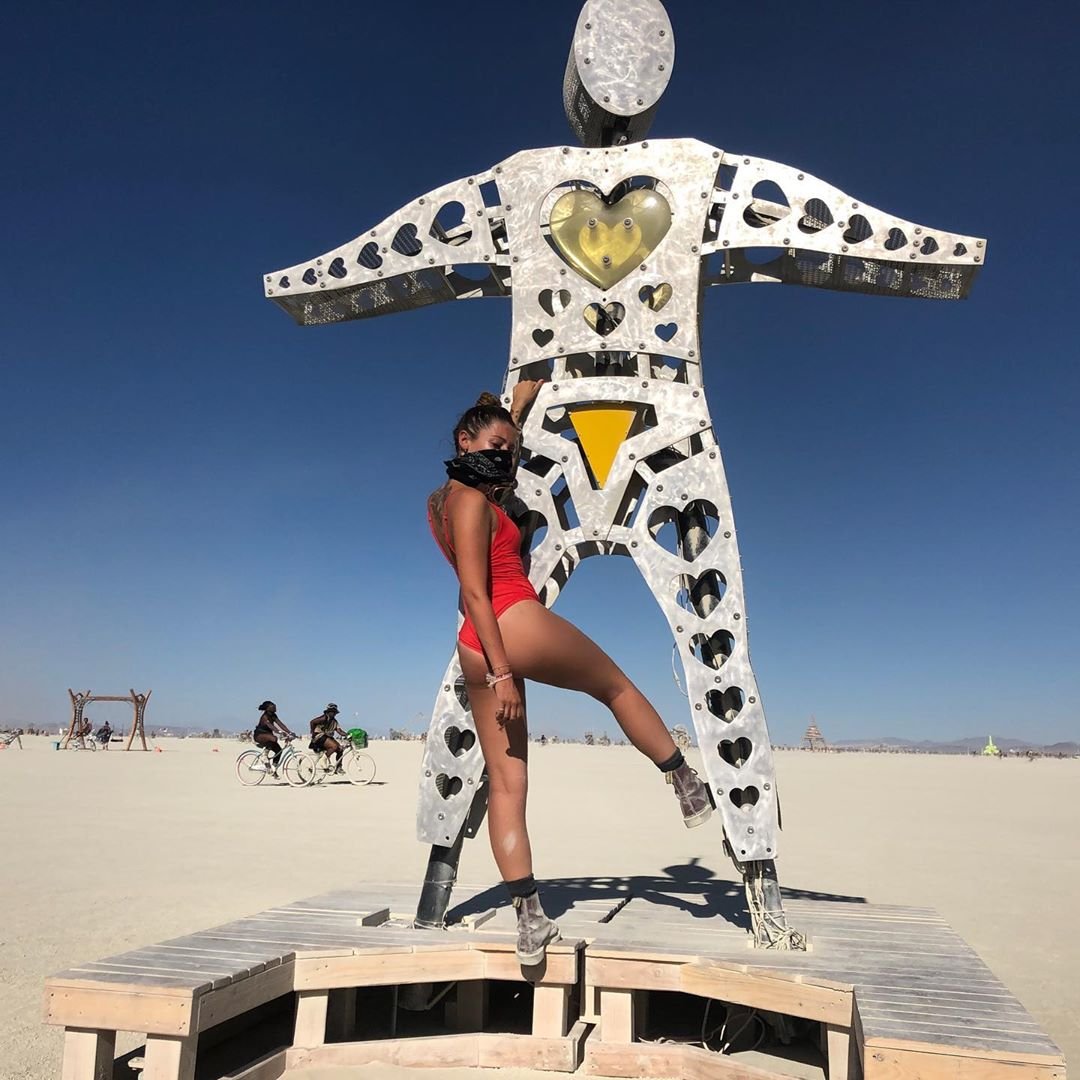 Нереальной красоты скульптуры и голые тела на фестивале Burning Man 2019 - фото 448428