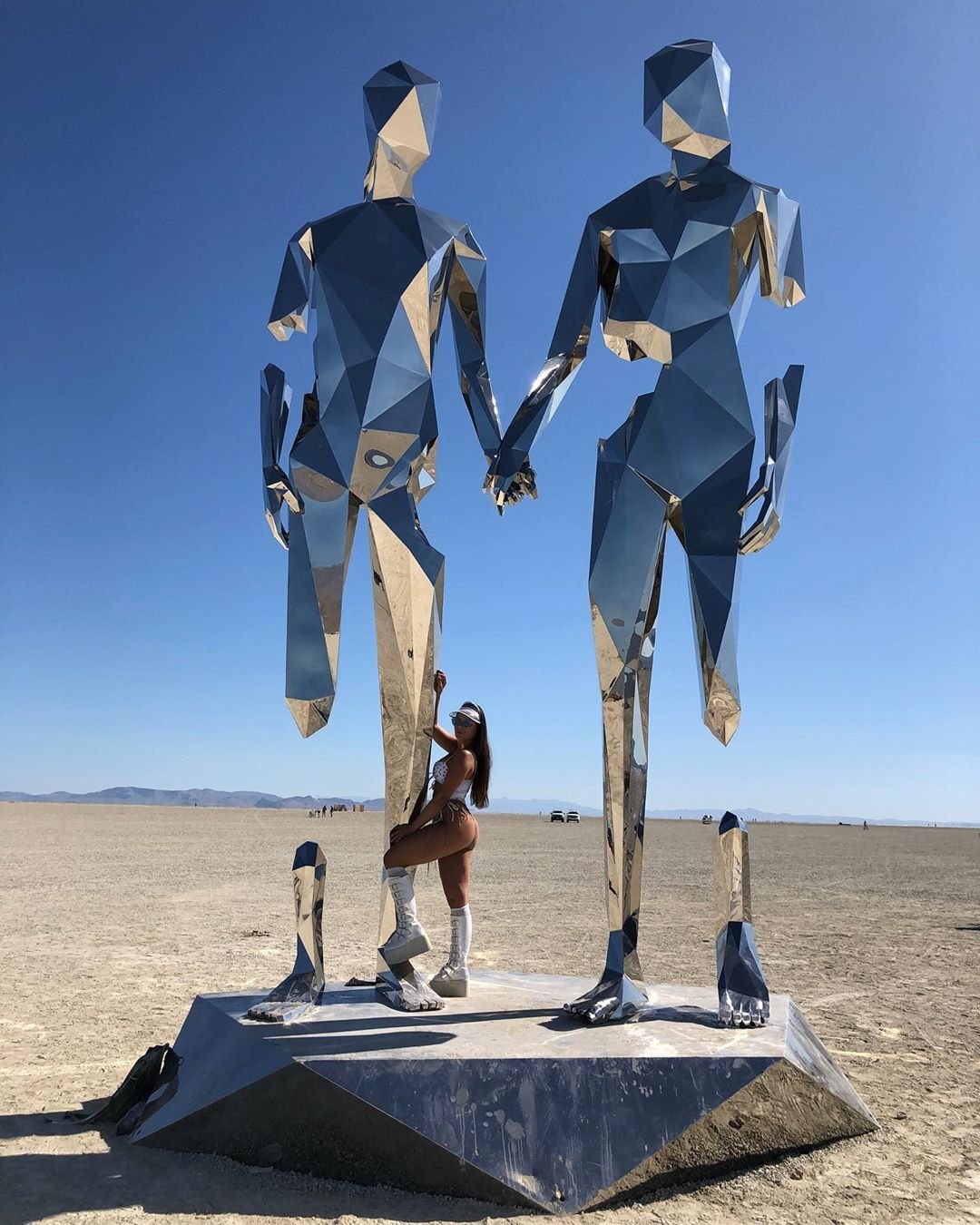 Нереальной красоты скульптуры и голые тела на фестивале Burning Man 2019 - фото 448430