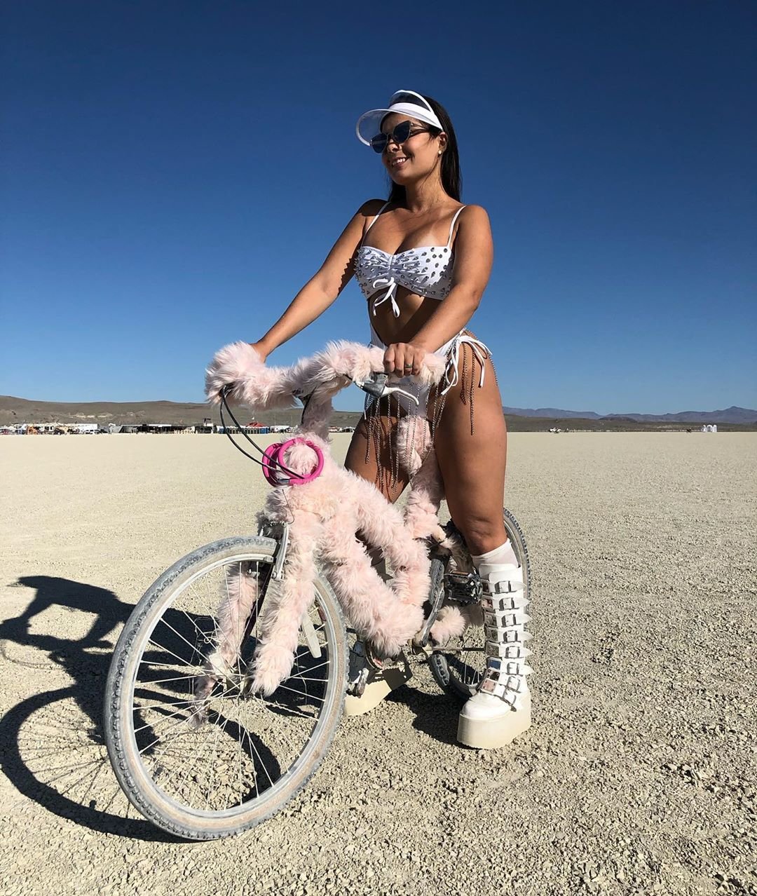 Нереальной красоты скульптуры и голые тела на фестивале Burning Man 2019 - фото 448432
