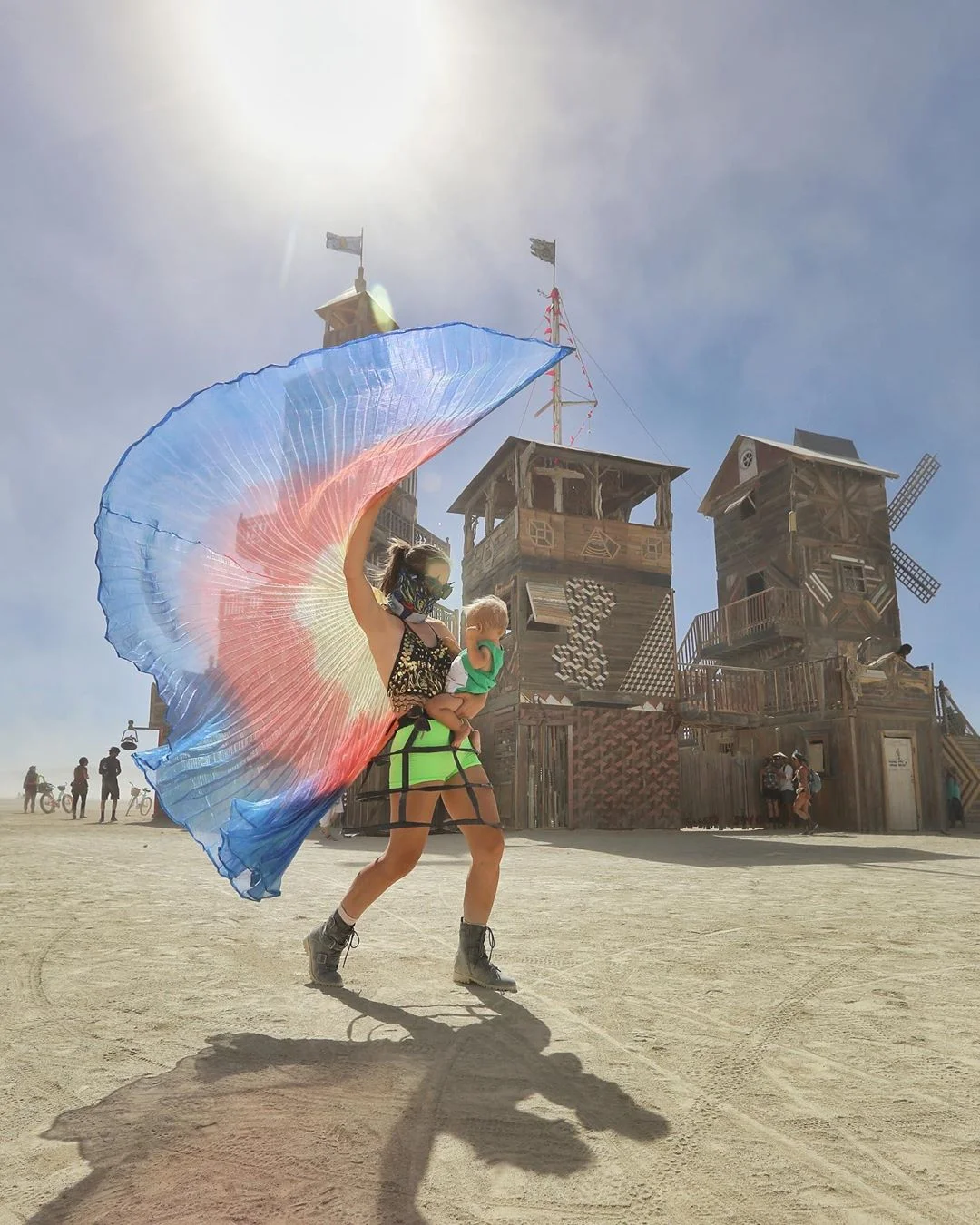 Нереальной красоты скульптуры и голые тела на фестивале Burning Man 2019 - фото 448434