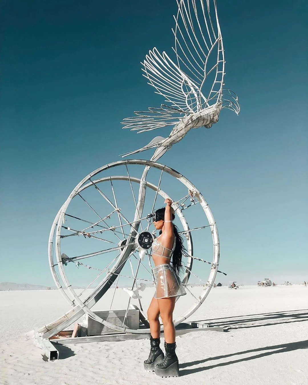 Нереальної краси скульптури та голі тіла на фестивалі Burning Man 2019 - фото 448435