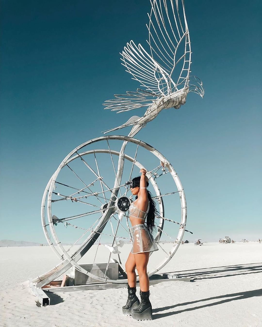 Нереальной красоты скульптуры и голые тела на фестивале Burning Man 2019 - фото 448435