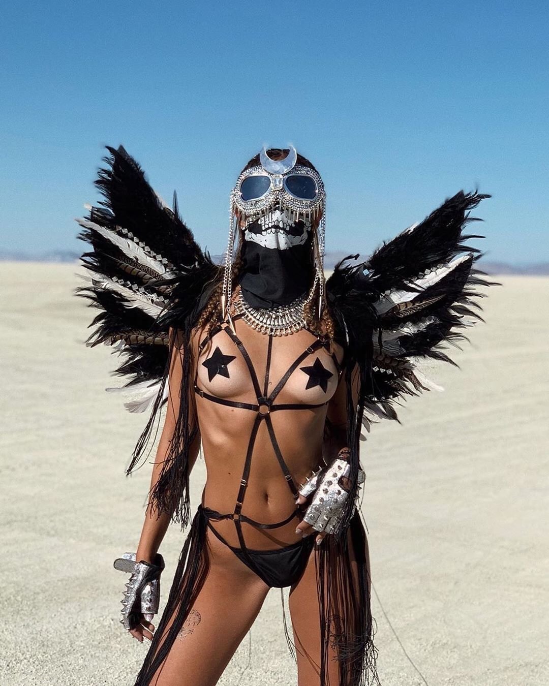 Нереальной красоты скульптуры и голые тела на фестивале Burning Man 2019 - фото 448436
