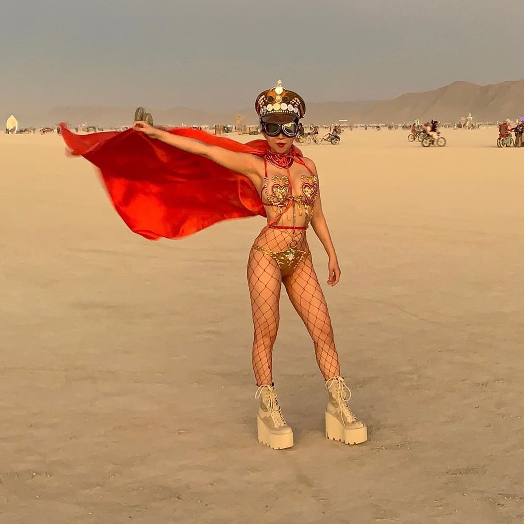 Нереальной красоты скульптуры и голые тела на фестивале Burning Man 2019 - фото 448441