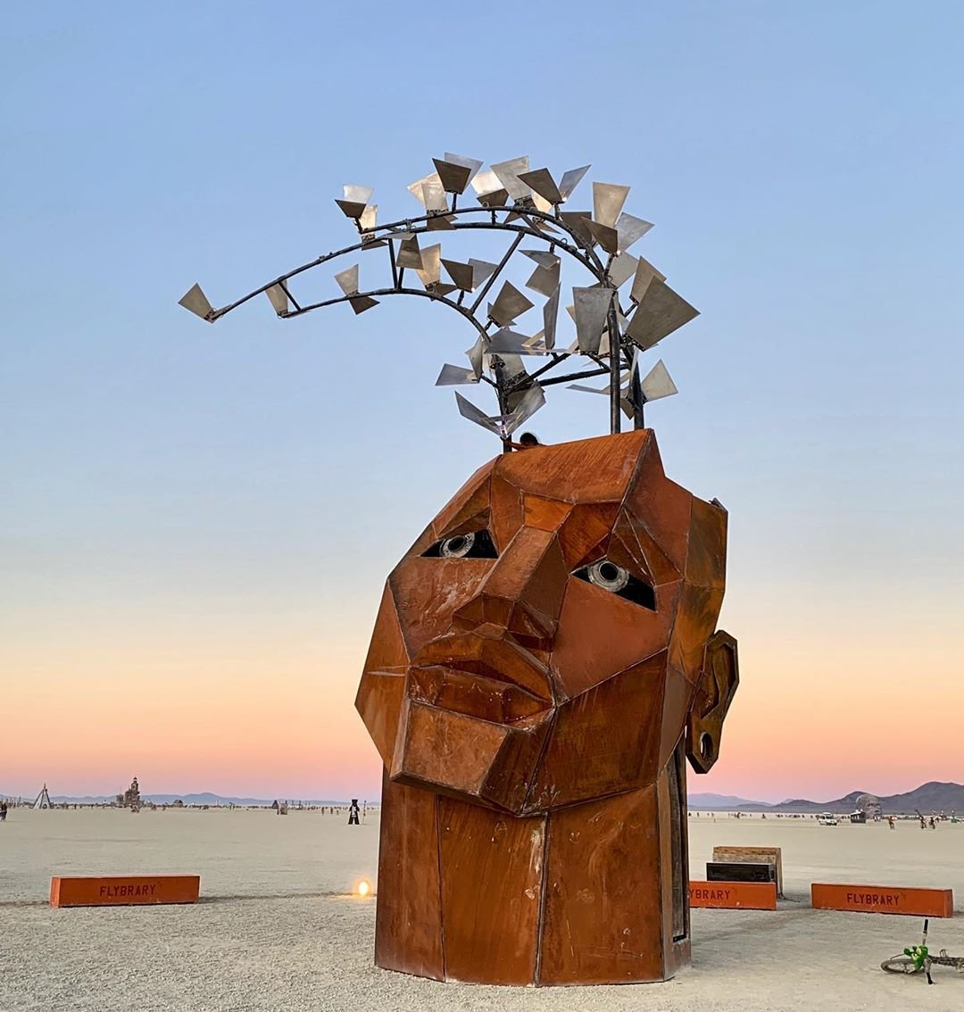 Нереальной красоты скульптуры и голые тела на фестивале Burning Man 2019 - фото 448442
