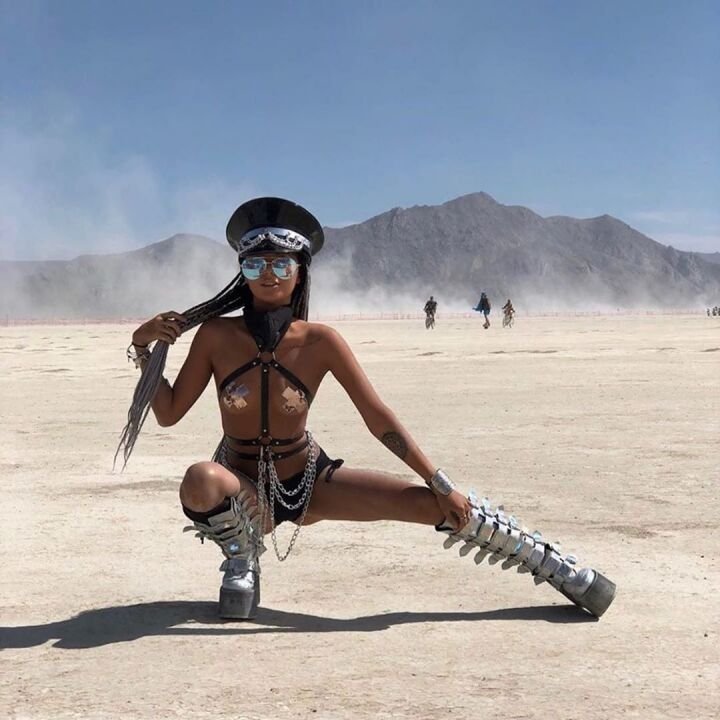 Нереальной красоты скульптуры и голые тела на фестивале Burning Man 2019 - фото 448444