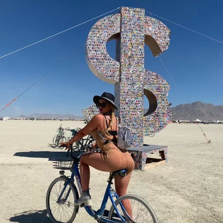 Нереальной красоты скульптуры и голые тела на фестивале Burning Man 2019 - фото 448446
