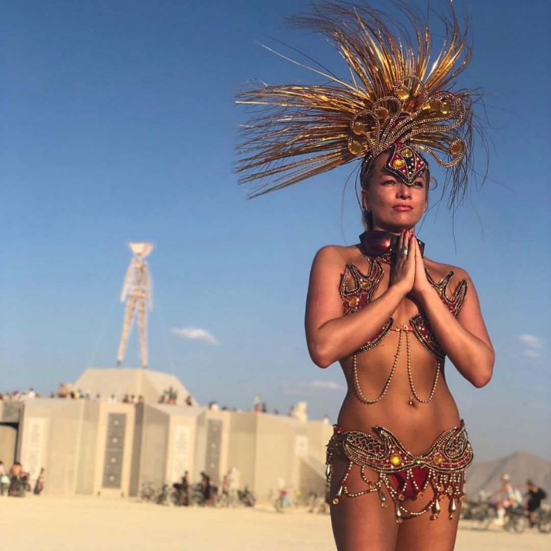 Нереальної краси скульптури та голі тіла на фестивалі Burning Man 2019 - фото 448507