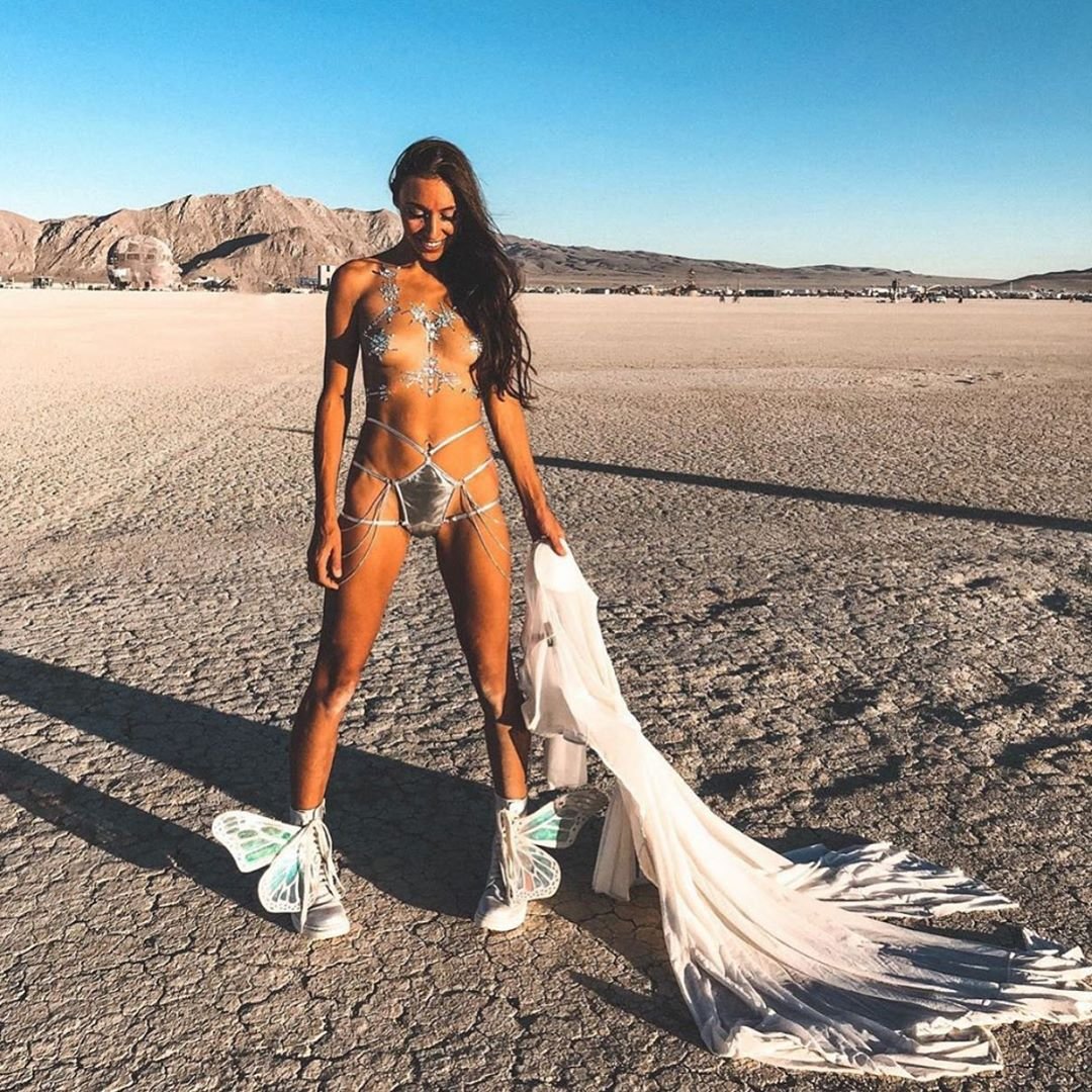 Нереальної краси скульптури та голі тіла на фестивалі Burning Man 2019 - фото 448510