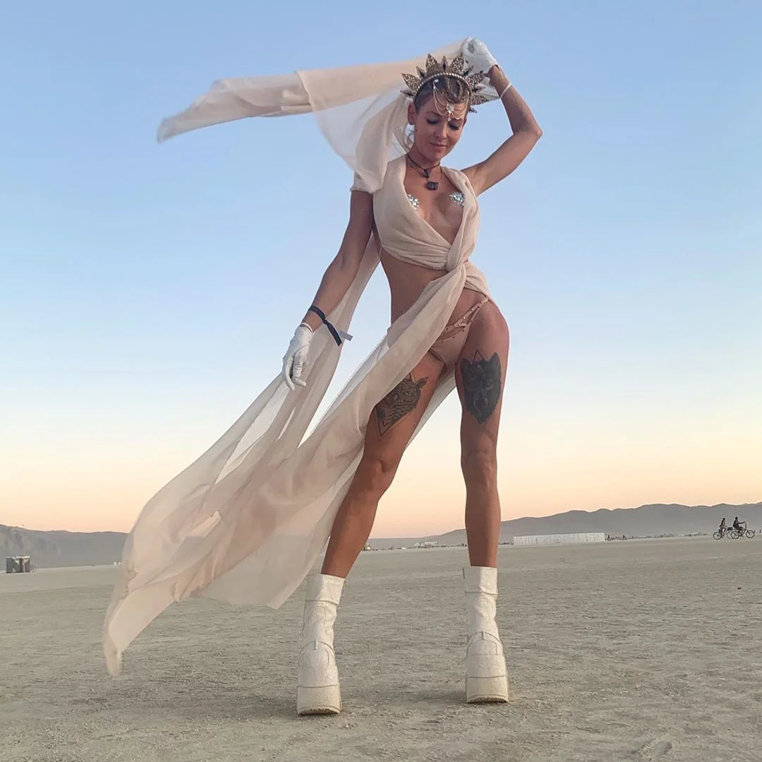Нереальної краси скульптури та голі тіла на фестивалі Burning Man 2019 - фото 448515