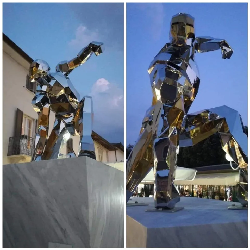 Железному человеку установили памятник в Италии, и он очень эпичный - фото 448536