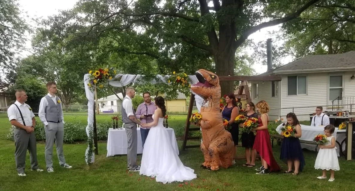 Невеста позволила сестре прийти на свадьбу в чем угодно, но та превзошла все ожидания - фото 448636