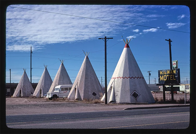 Фотограф 40 лет ездил главной магистралью США, чтобы снять ее причудливые заведения - фото 449058