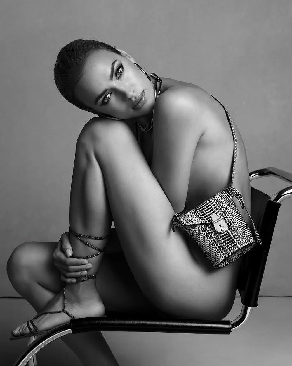 В новой пикантной фотосессии Ирина Шейк прикрыла прелести только крошечной сумочкой - фото 449156