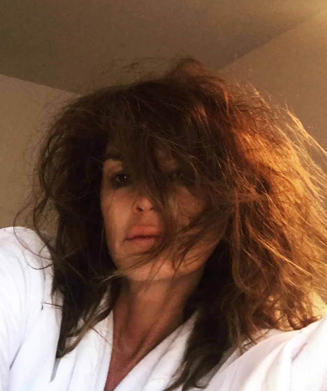 Синди Кроуфорд с размазанным мейком и растрепанными волосами шокировала неудачным селфи - фото 449302