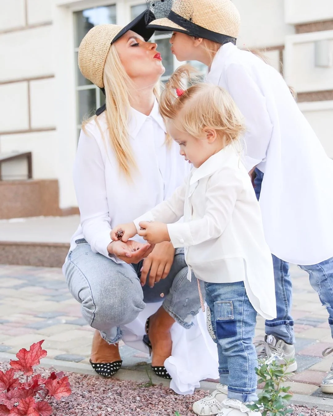 Лилия Ребрик растрогала семейной фотосессией с маленькими дочерьми - фото 449318