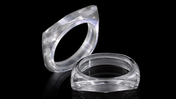 Дизайнеры создали кольцо полностью из бриллианта, но получилось не очень гламурно - фото 449424