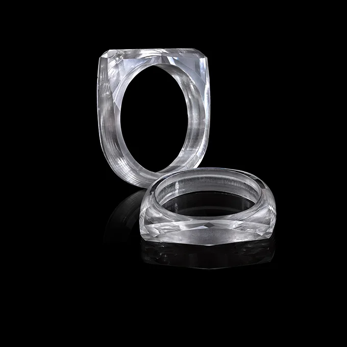 Дизайнеры создали кольцо полностью из бриллианта, но получилось не очень гламурно - фото 449426