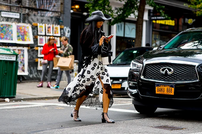 Женщины поразили шикарным уличным стилем во время Недели моды в Нью-Йорке - фото 449473
