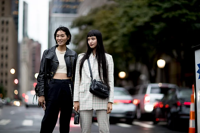 Жінки вразили шикарним вуличним стилем під час Тижня моди в Нью-Йорку - фото 449475