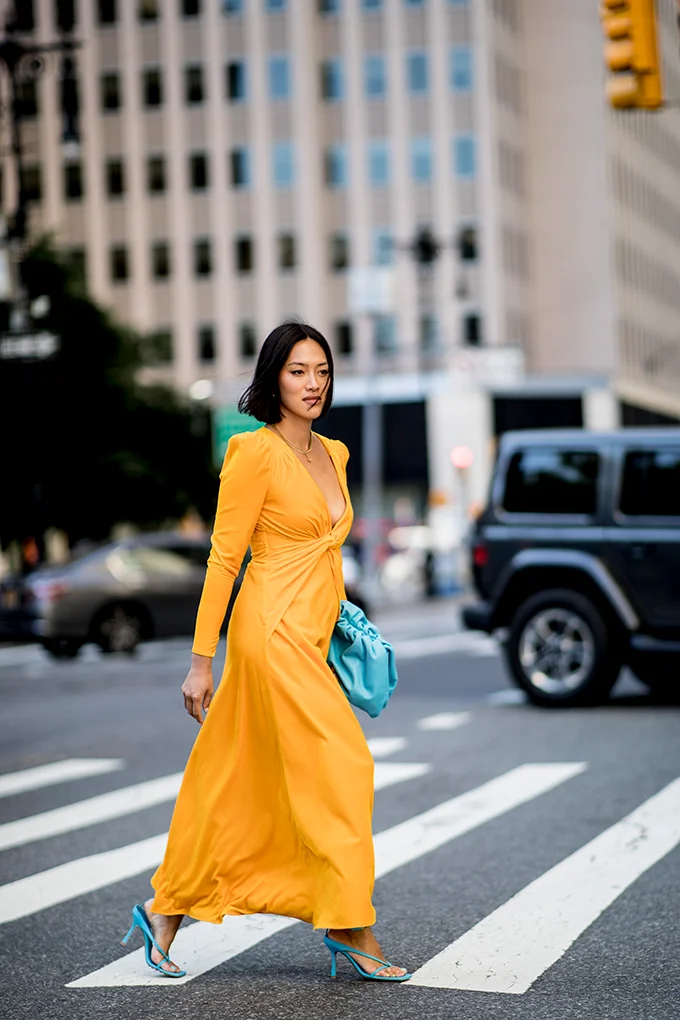 Женщины поразили шикарным уличным стилем во время Недели моды в Нью-Йорке - фото 449479